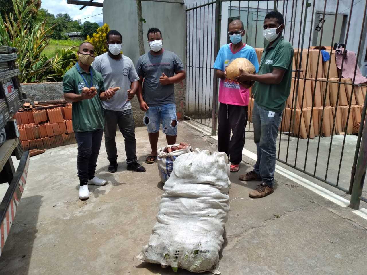Camacã: Secretaria de Agricultura anuncia a chegada de água para 2 Assentamentos e faz entrega de alimentos para famílias
